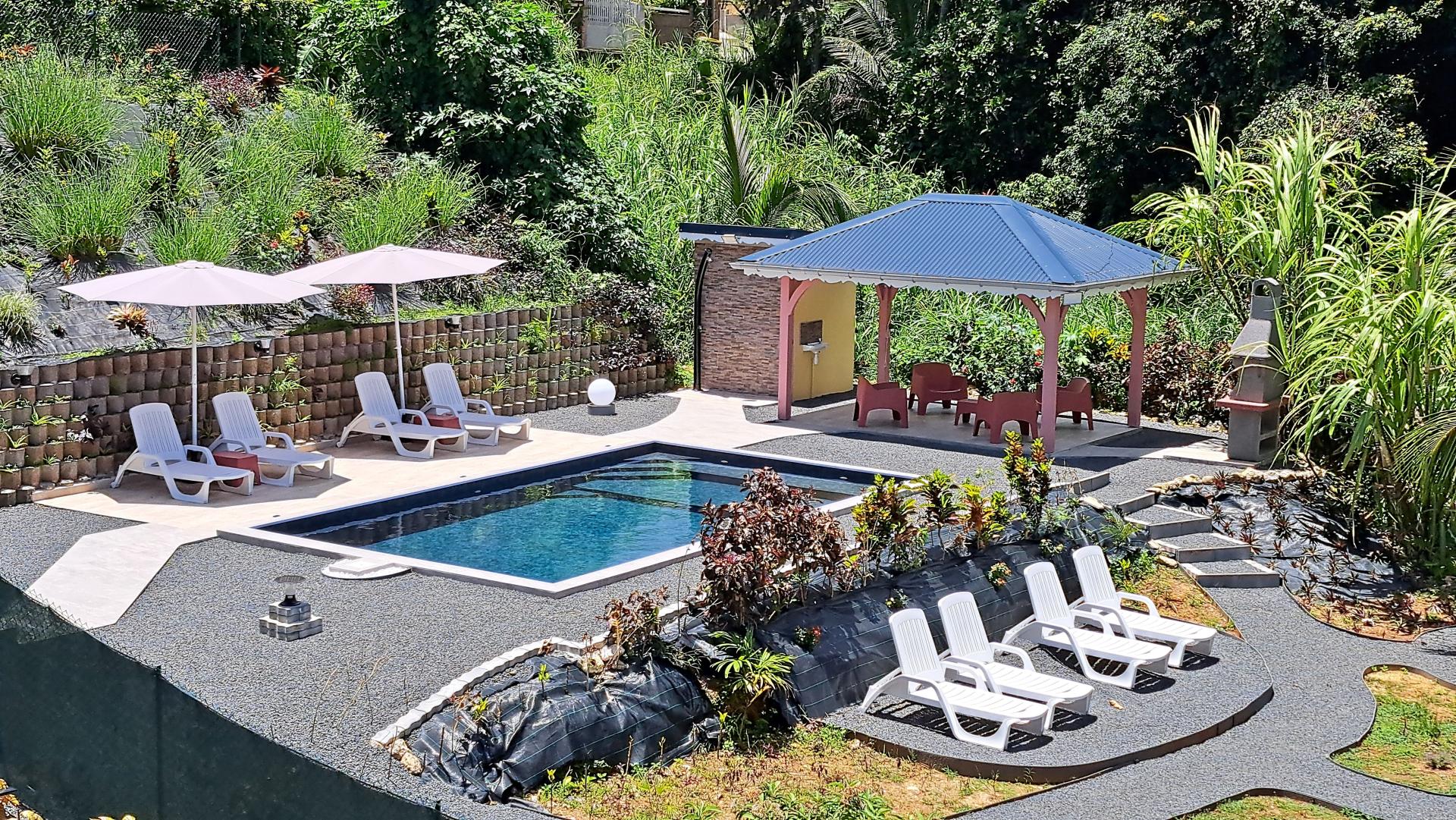 Vue de la piscine depuis l'appartement Bleu